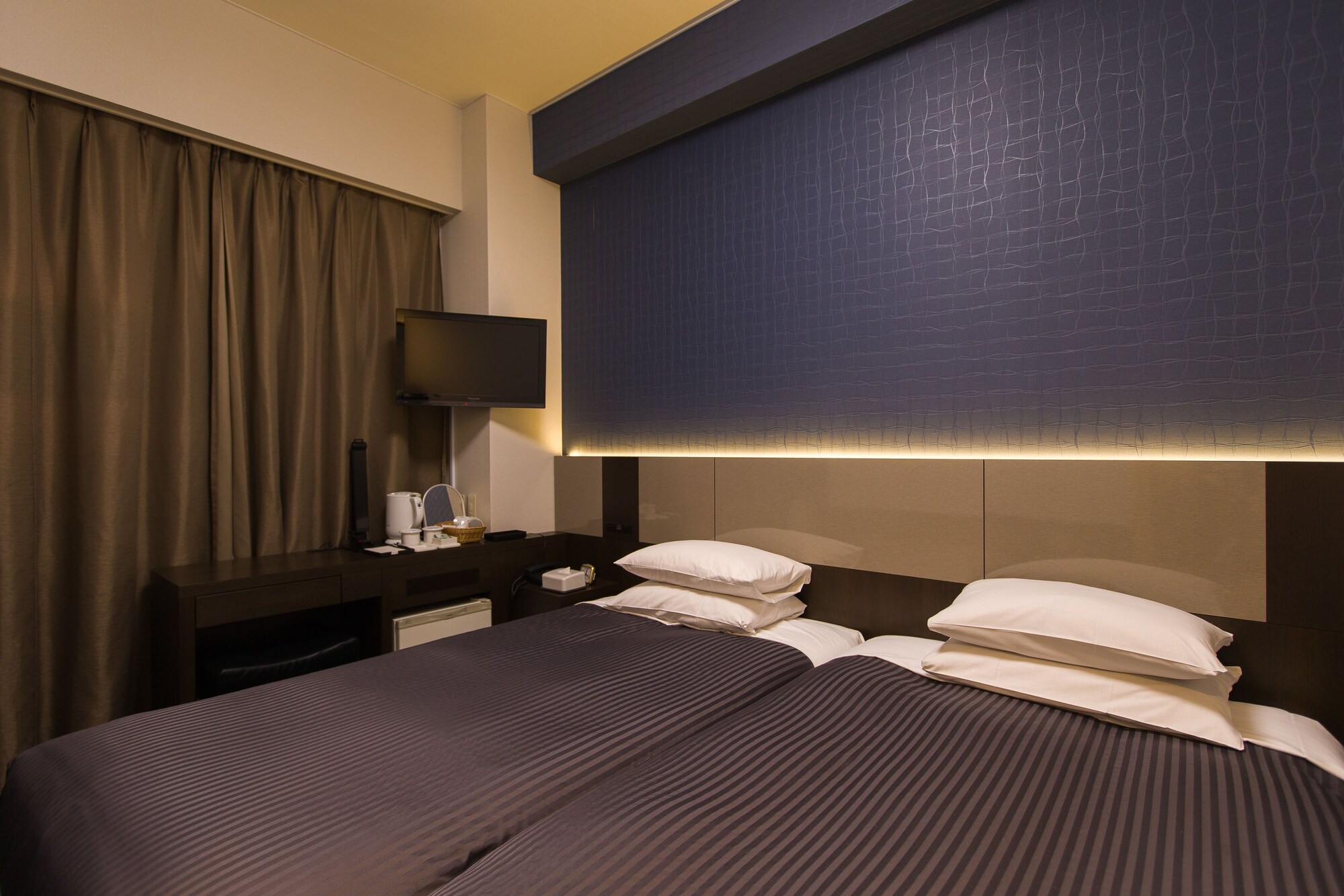 CONNECTING, HOLLYWOOD, TWIN BEDS