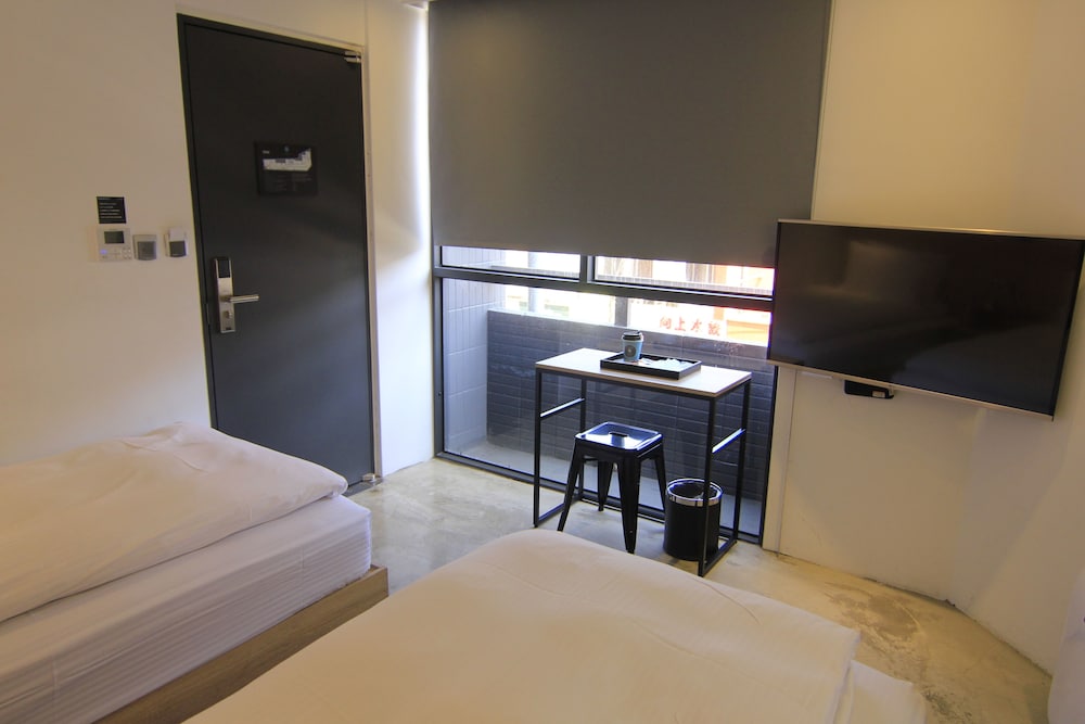 CHASE WALKER HOTEL 51/70