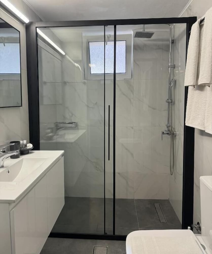 Marinos Rooms 44/50