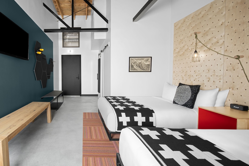 BOULDER, 2 QUEEN BEDS