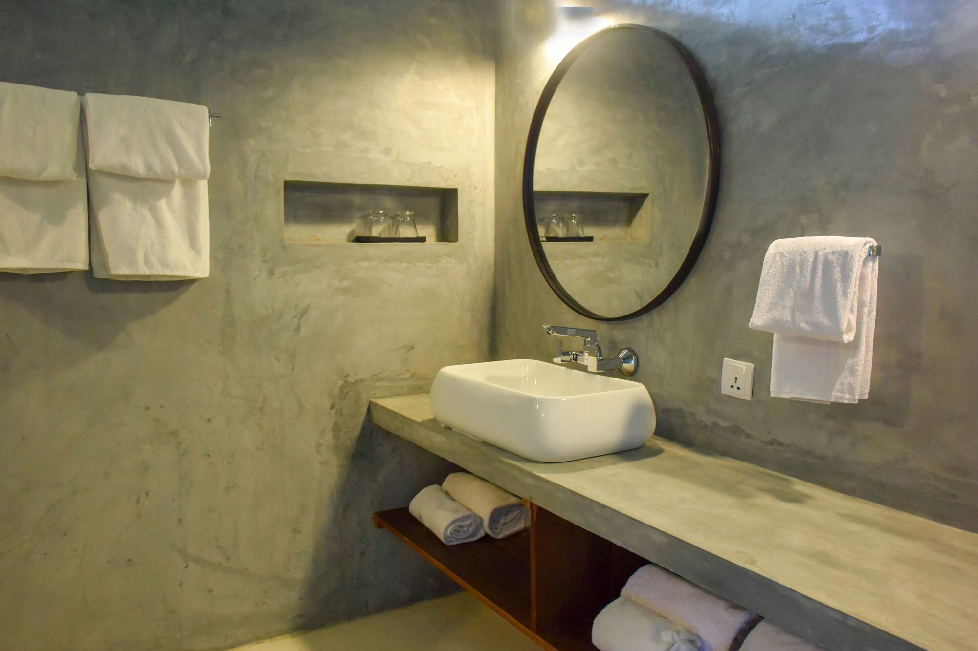 1 BEDROOM, DELUXE, DOUBLE OR TWIN BED, OCEAN FRONT