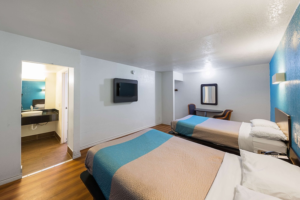 Motel6 Grand Prairie, TX - Interstate 30 30/51