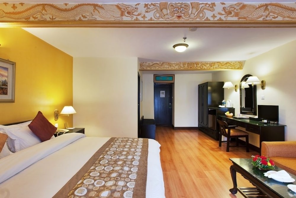 DELUXE, KING BED