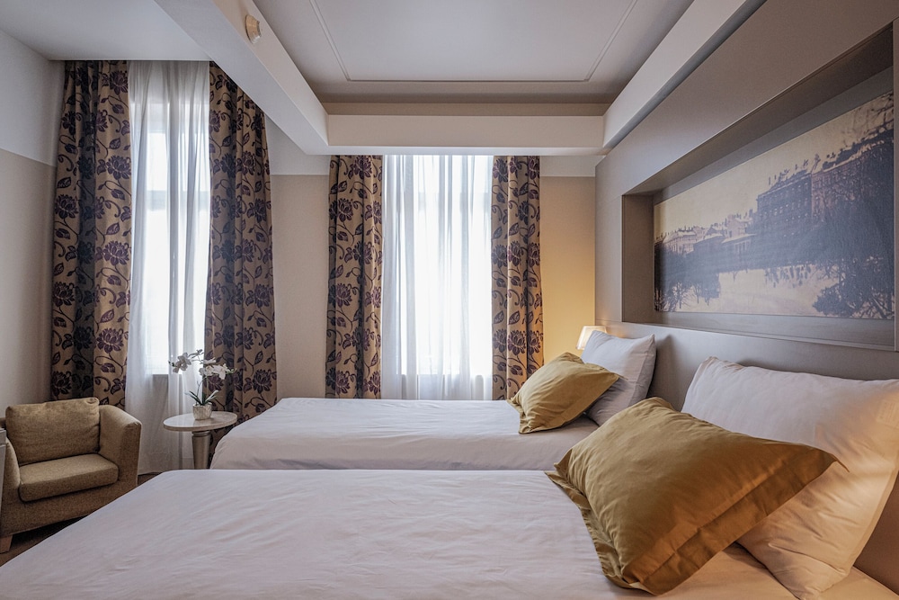 Opera Hotel 12/50