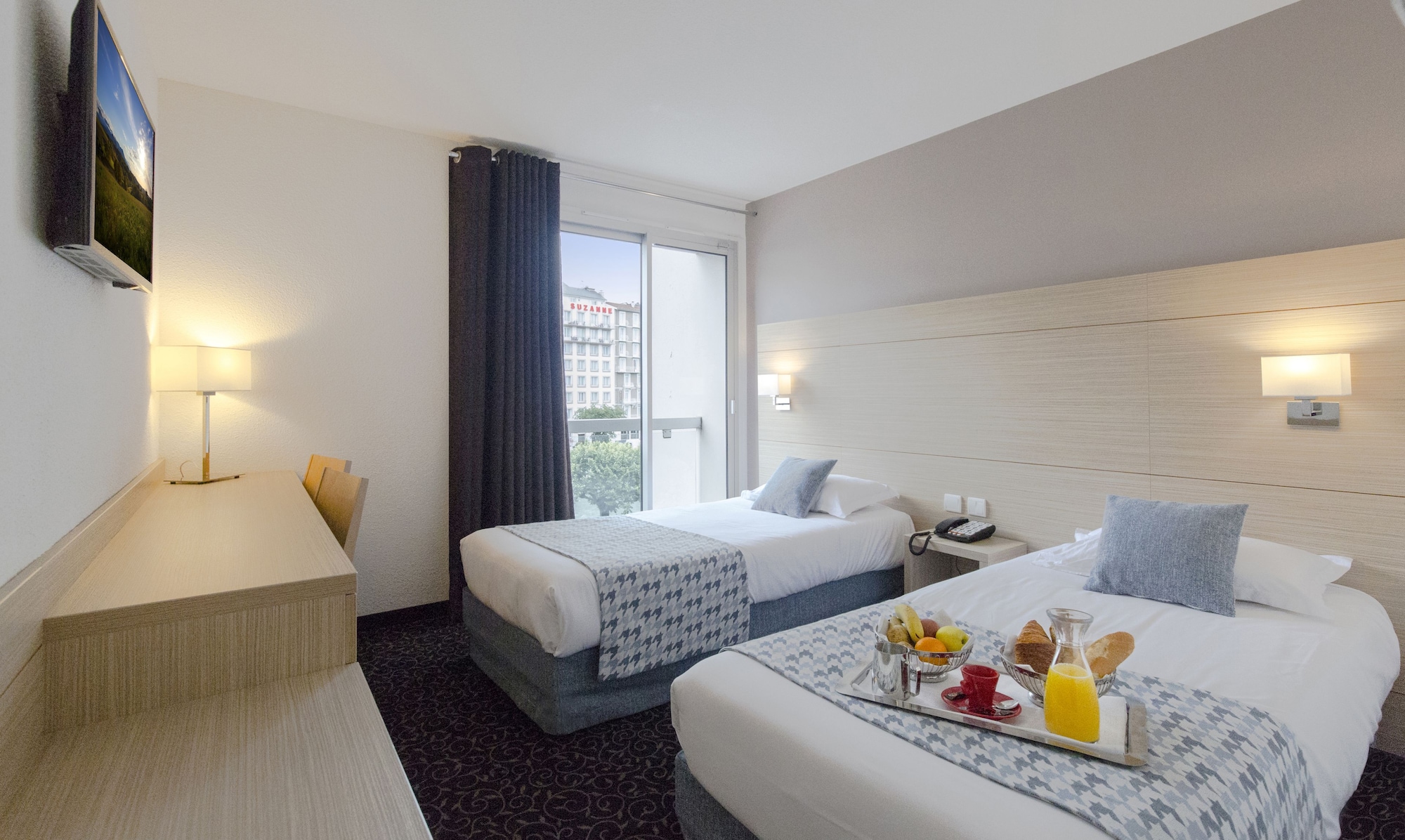 ROOM, TWIN BEDS