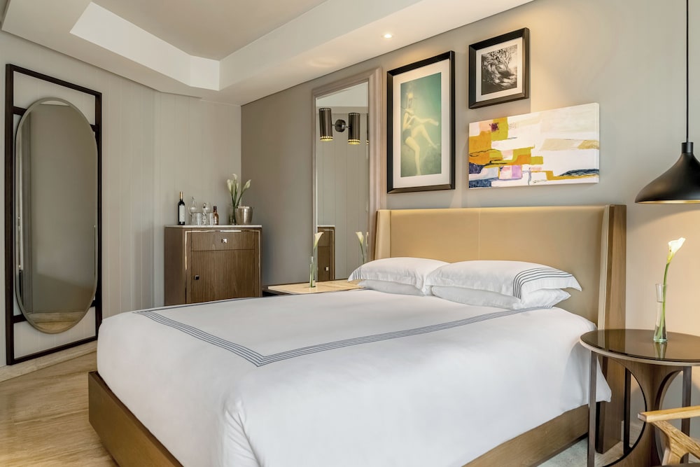 DOWNTOWN, HOUSE, KING BED