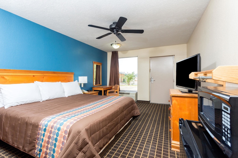 Days Inn by Wyndham Forest 22/40