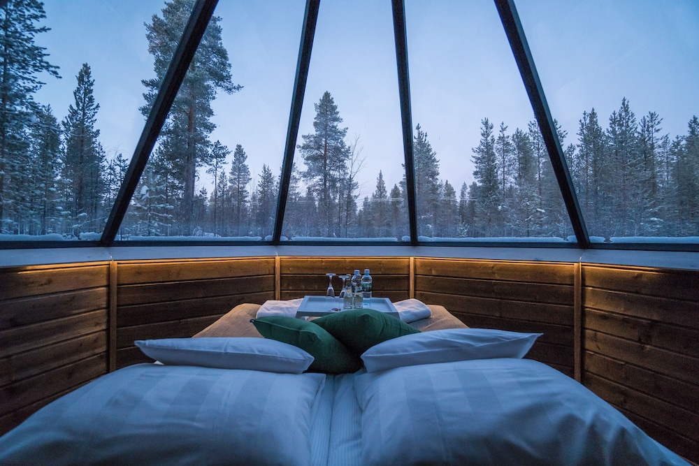 Aurora, Cabin