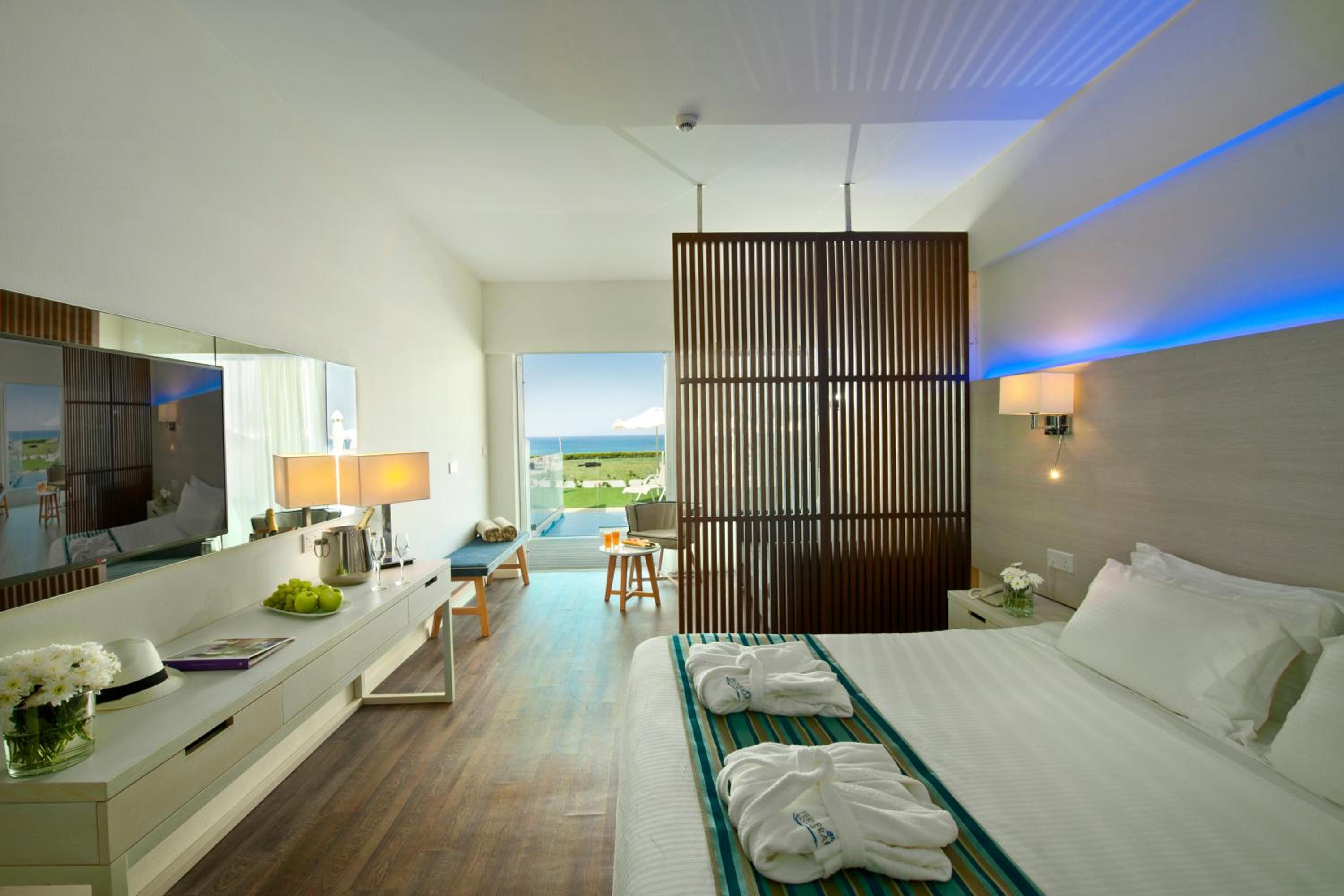 جناح جونيور بسرير كوين بإطلالة على البحر بمسبح خاص بجاكوزي