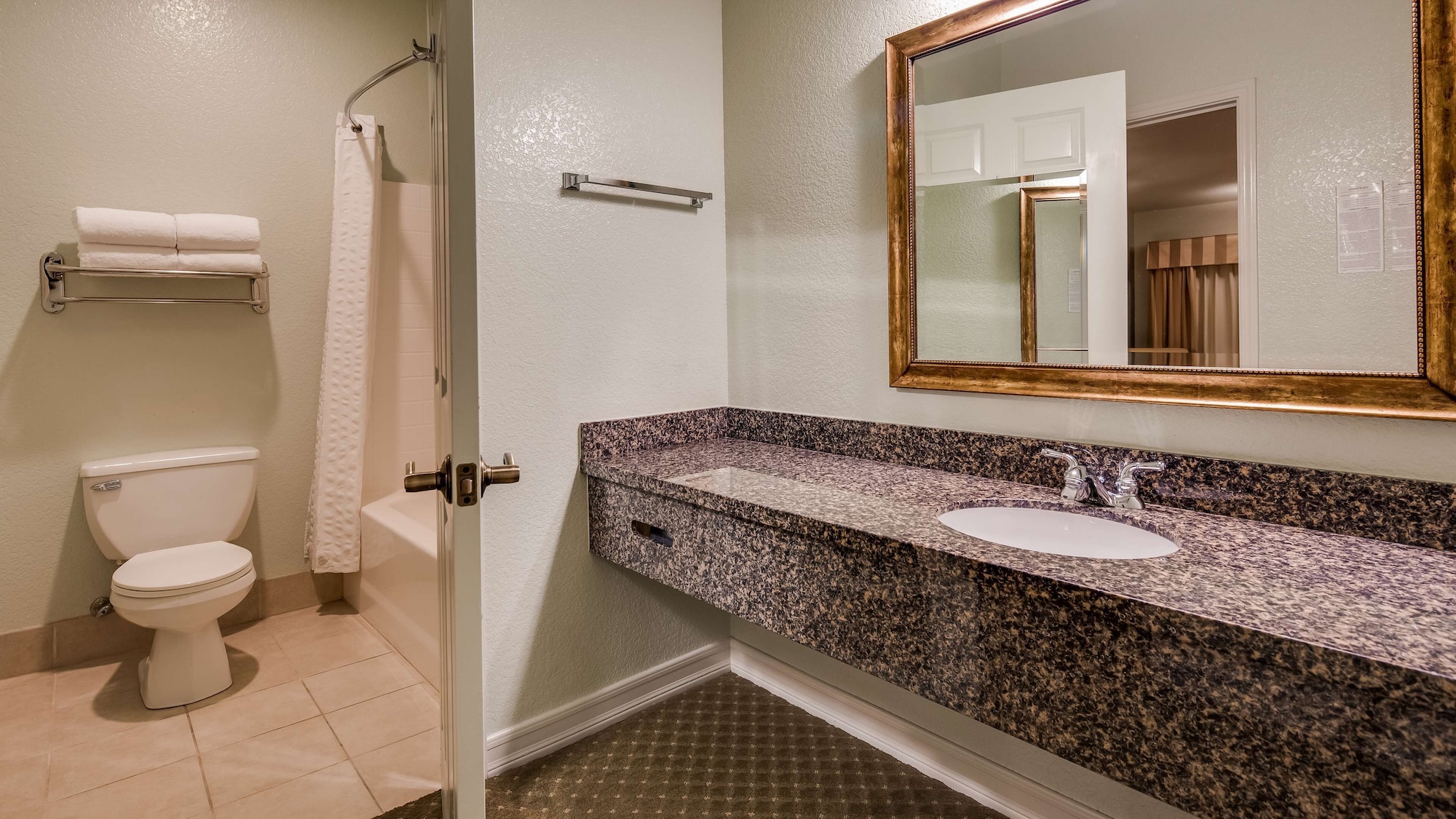 غرفة قياسية بسرير كينج بحوض جاكوزي، Best Western Plus Bayshore Inn 8/9