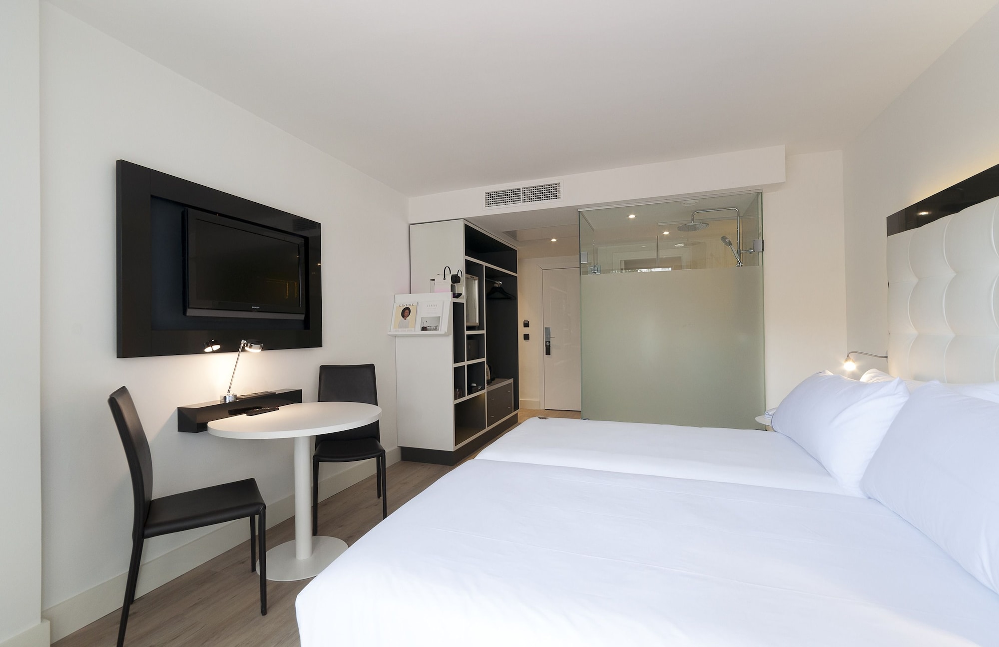 Innside, Premium, Queen Bed, Pool View, Balcony