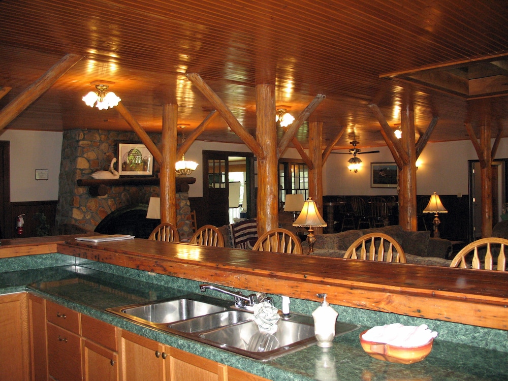 Highland Lake Inn & Resort 66/77