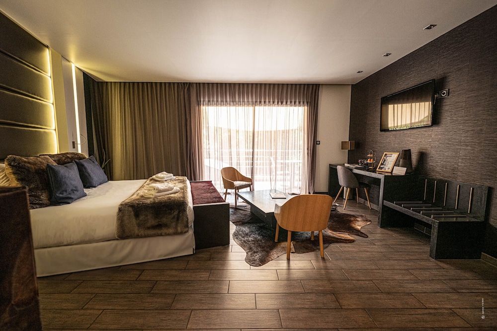 JUNIOR, DOUBLE OR TWIN BED, BATHTUB