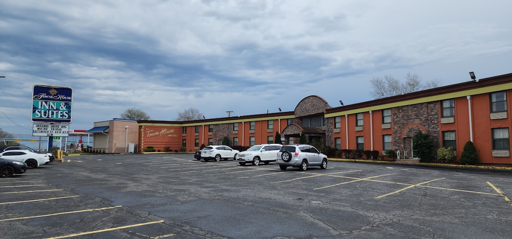 Townhouse Inn &amp; Suites 21/25