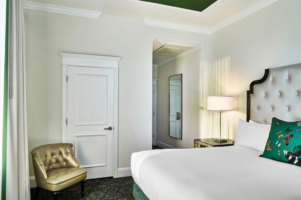 Guest Room, Petite, King Bed