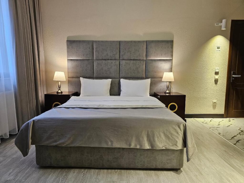 The Crown Hotel 24/50