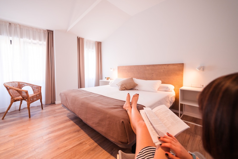 ROOM, DOUBLE OR TWIN BED