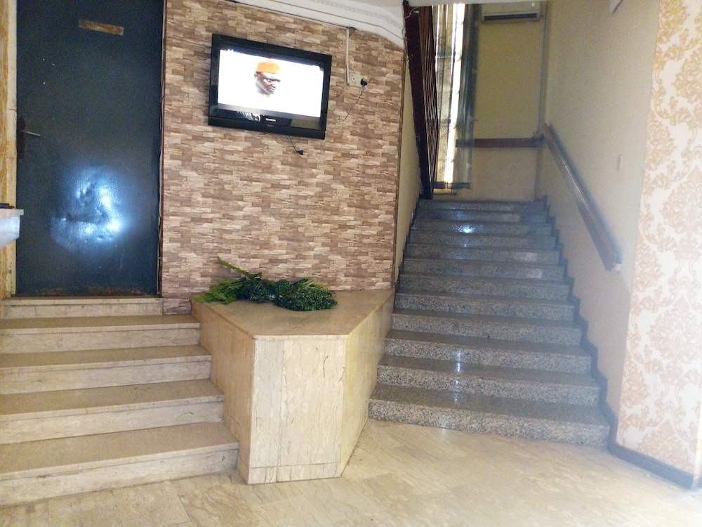 Feligold Royal Hotel 4/23