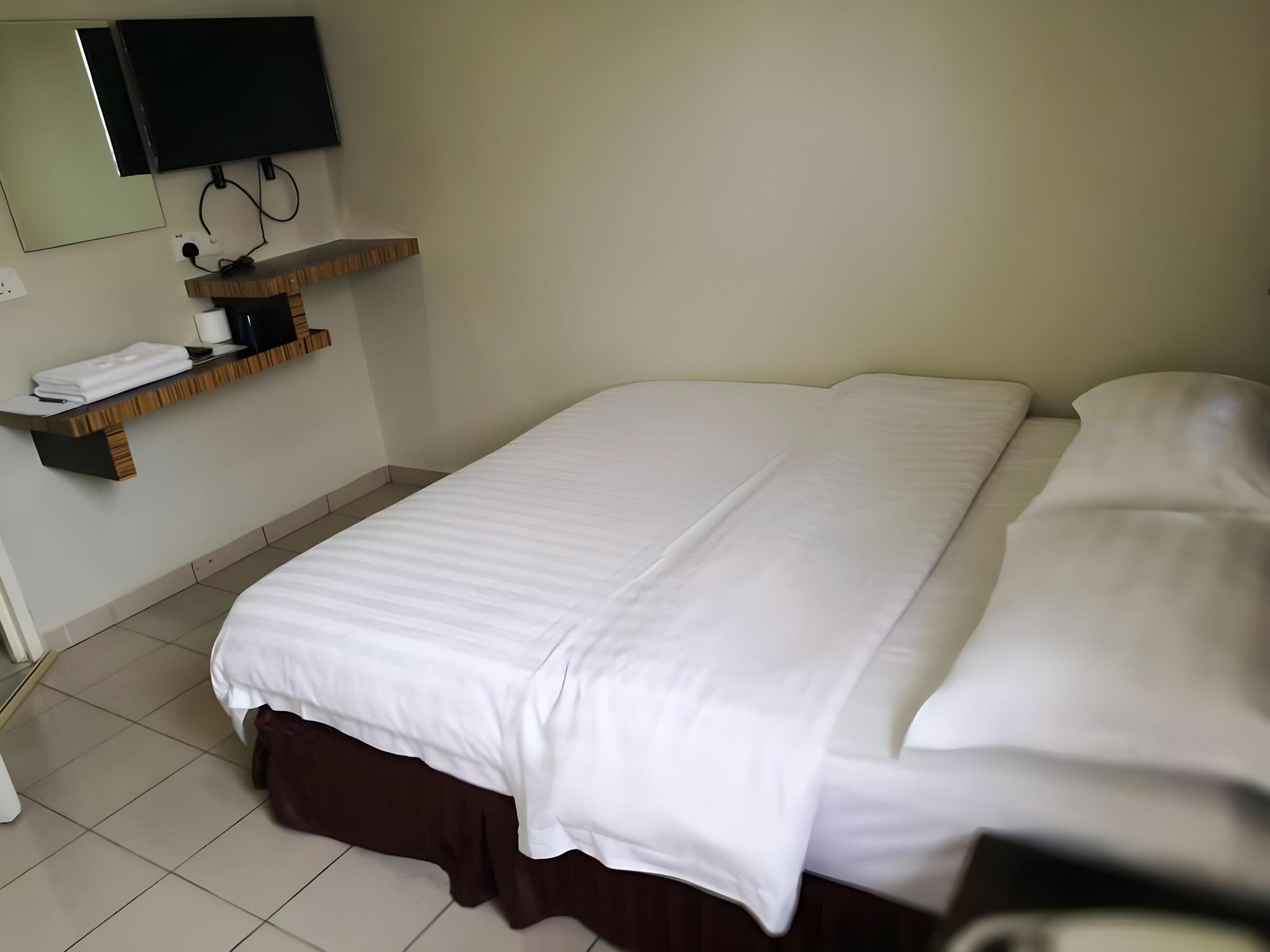 ROOM, QUEEN BED