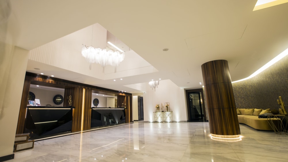 Opera Hotel 8/40