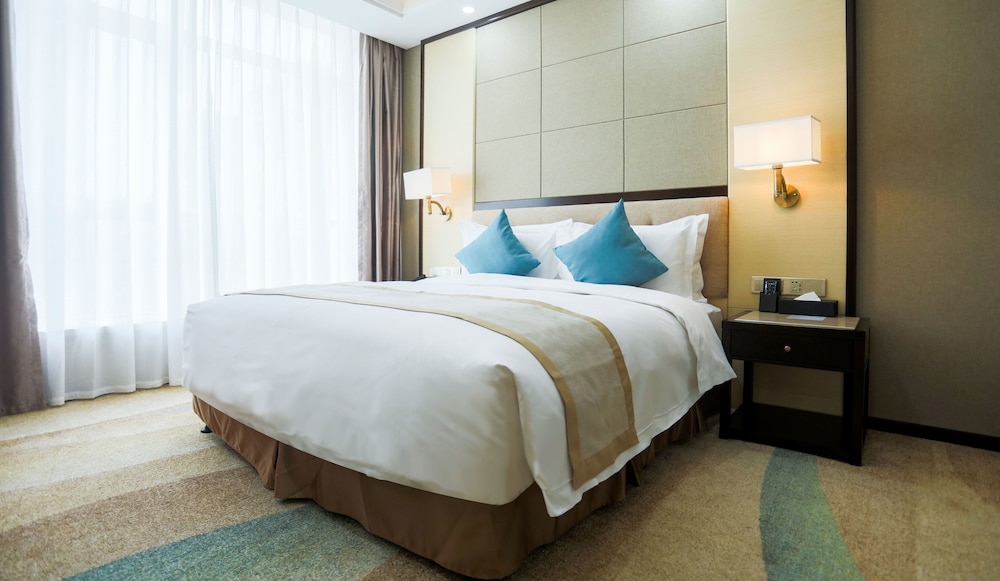 Hundred Hotel 12/60