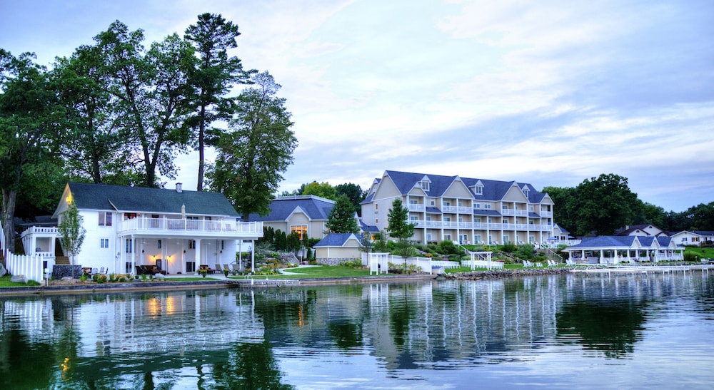 Bay Pointe Inn 44/50