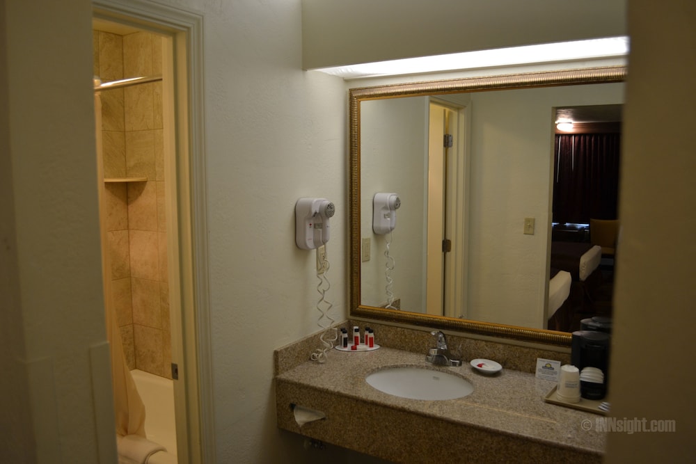 Days Inn & Suites by Wyndham Lodi 35/36