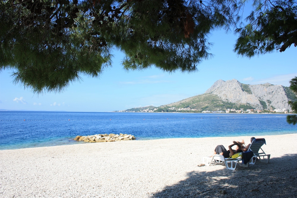 BRZET HOTEL OMIS 31/50