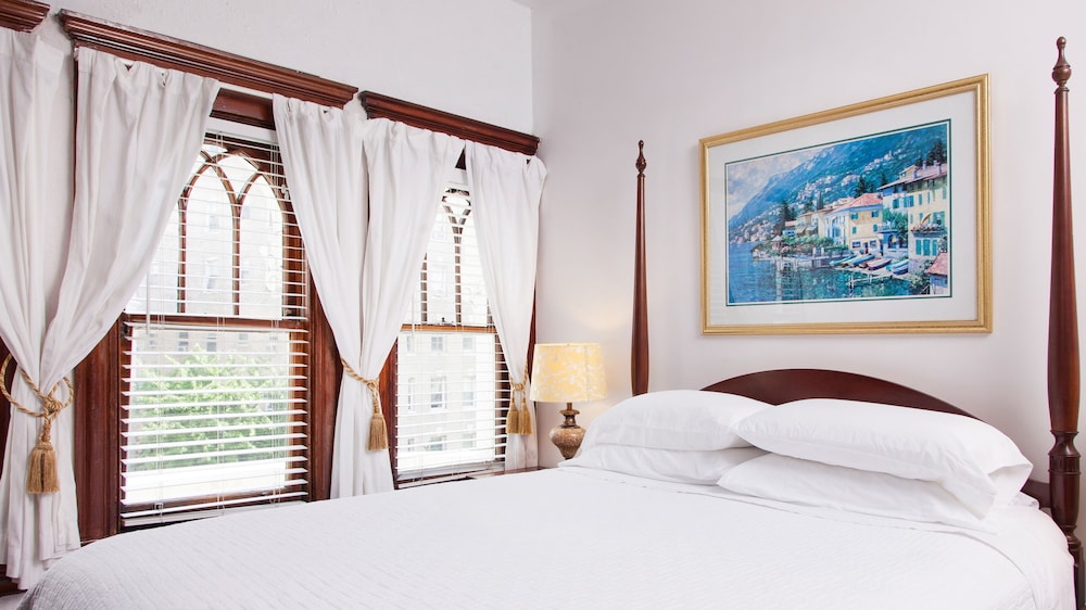 ROOM, QUEEN BED