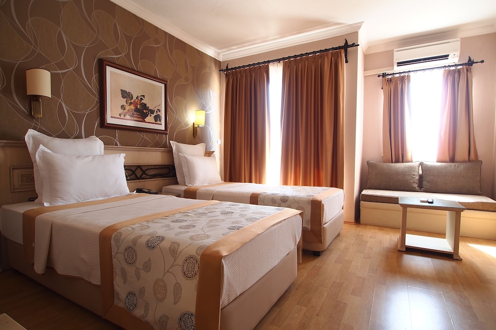 Romance Hotel 23/82