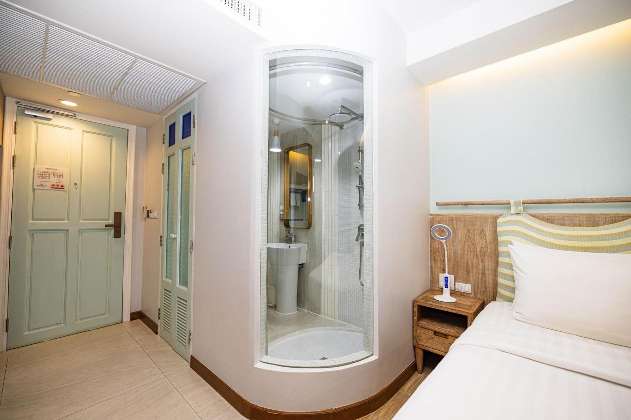 Deluxe, Double or Twin Bed, Pool Access 8/8