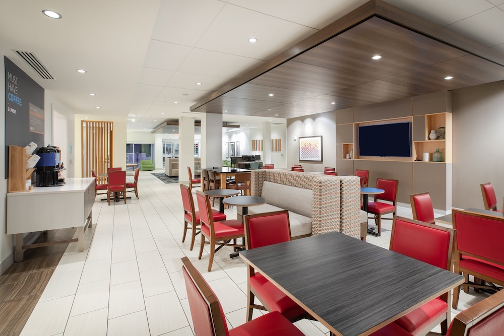Holiday Inn Express Suites Great Bend 44/53