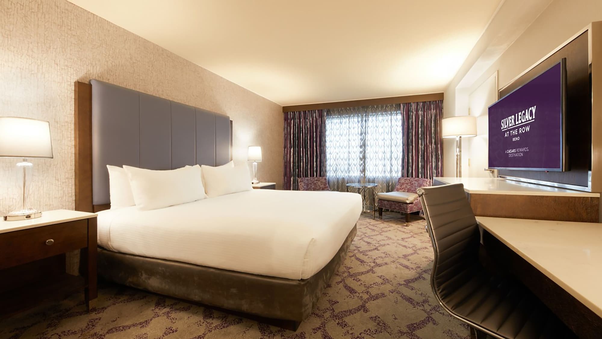 DELUXE, KING BED, SMOKING