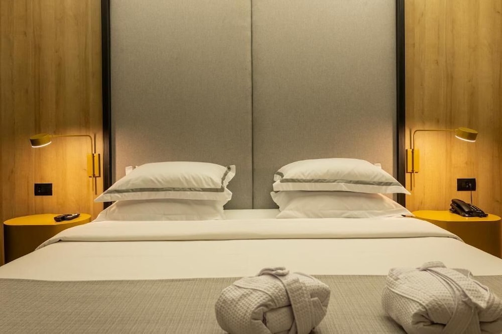 Suite, Queen Bed, Sofa, Max Plaza Hotel 6/10