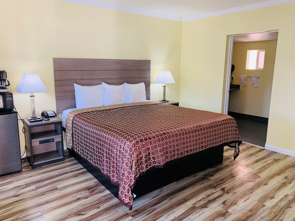 Econo Lodge 18/33