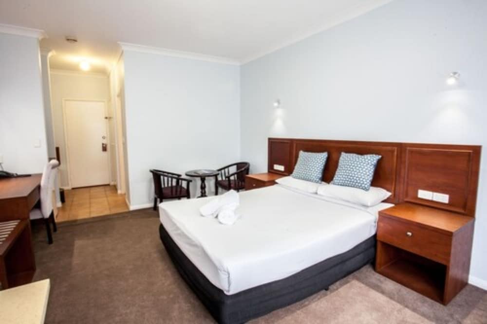 STUDIO, QUEEN BED