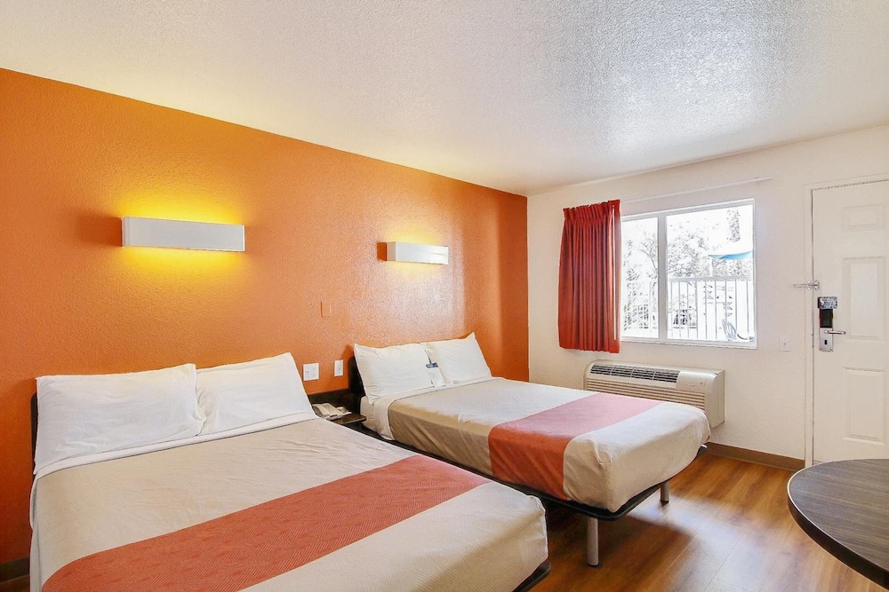 Motel6 Ventura, CA - South 22/61