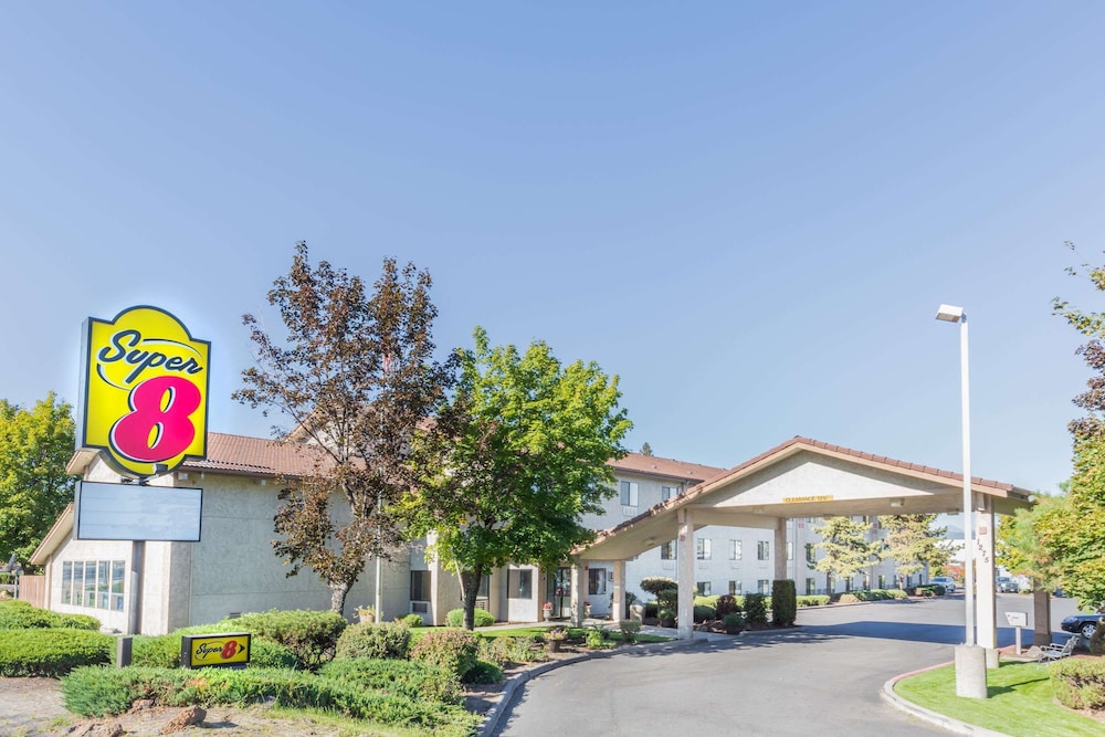 Super 8 By Wyndham Bend OR 3/50