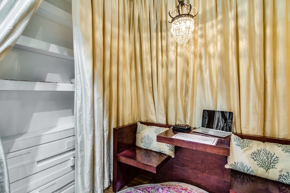 Ruby Room 37/41