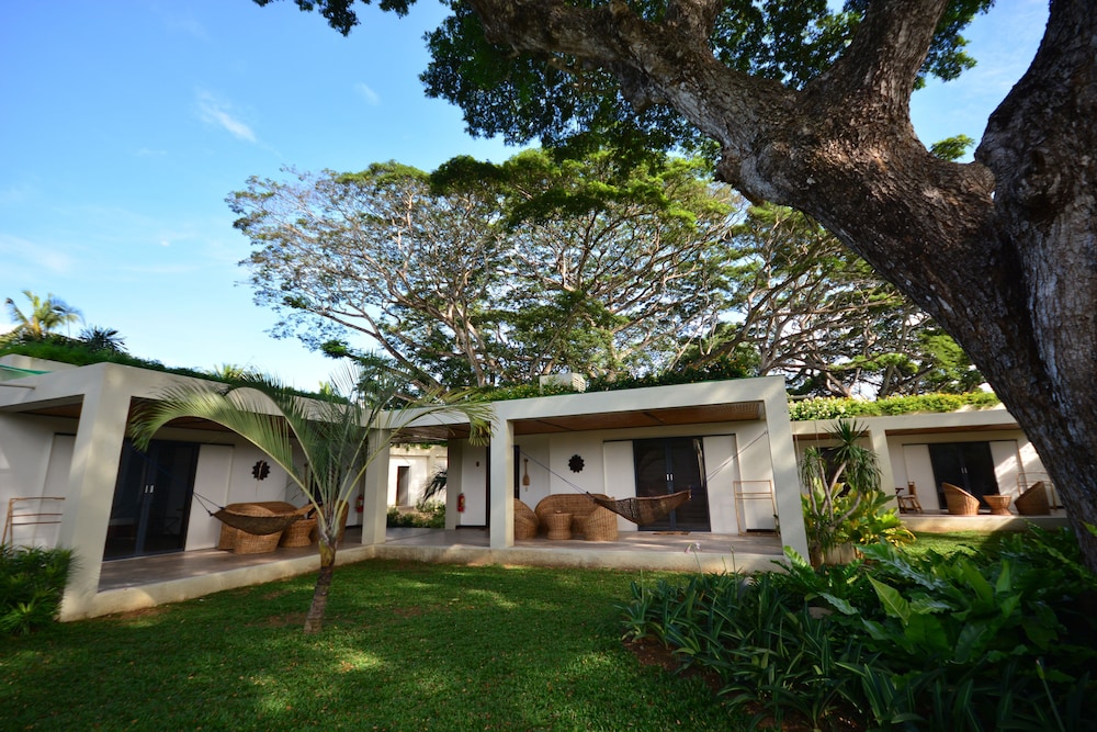 Munting Paraiso 63/66
