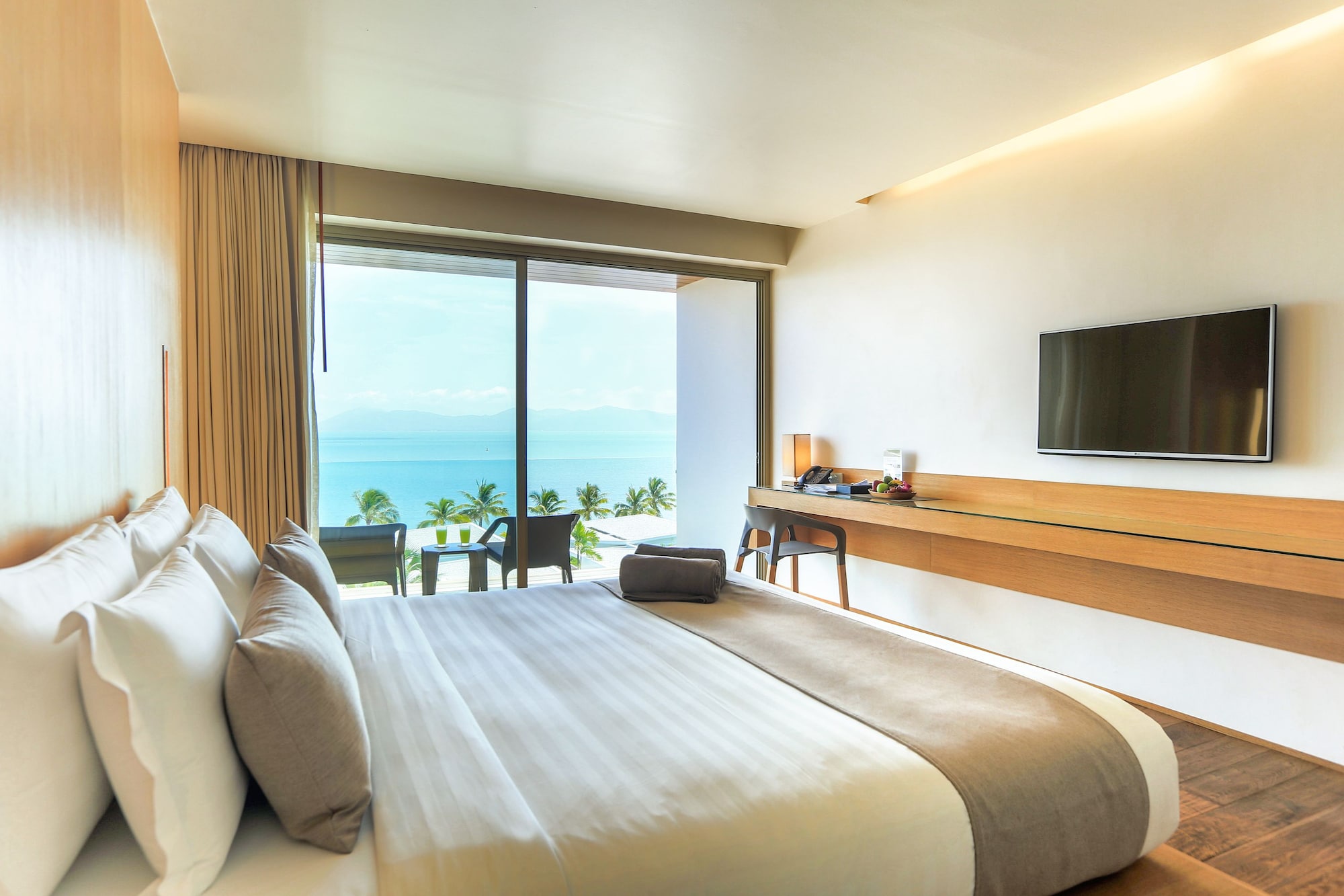 DELUXE, DOUBLE OR TWIN BED, SEA VIEW