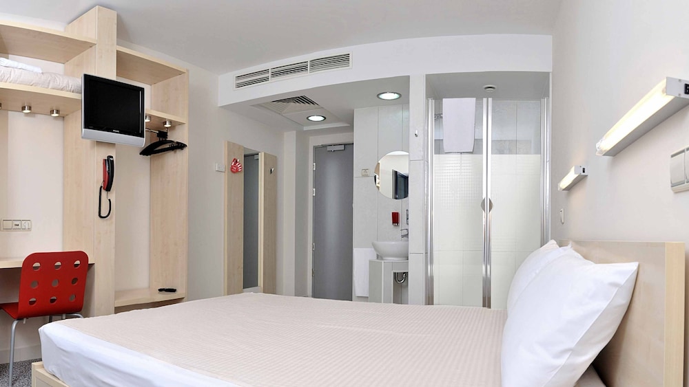 Hello Hotel 24/39