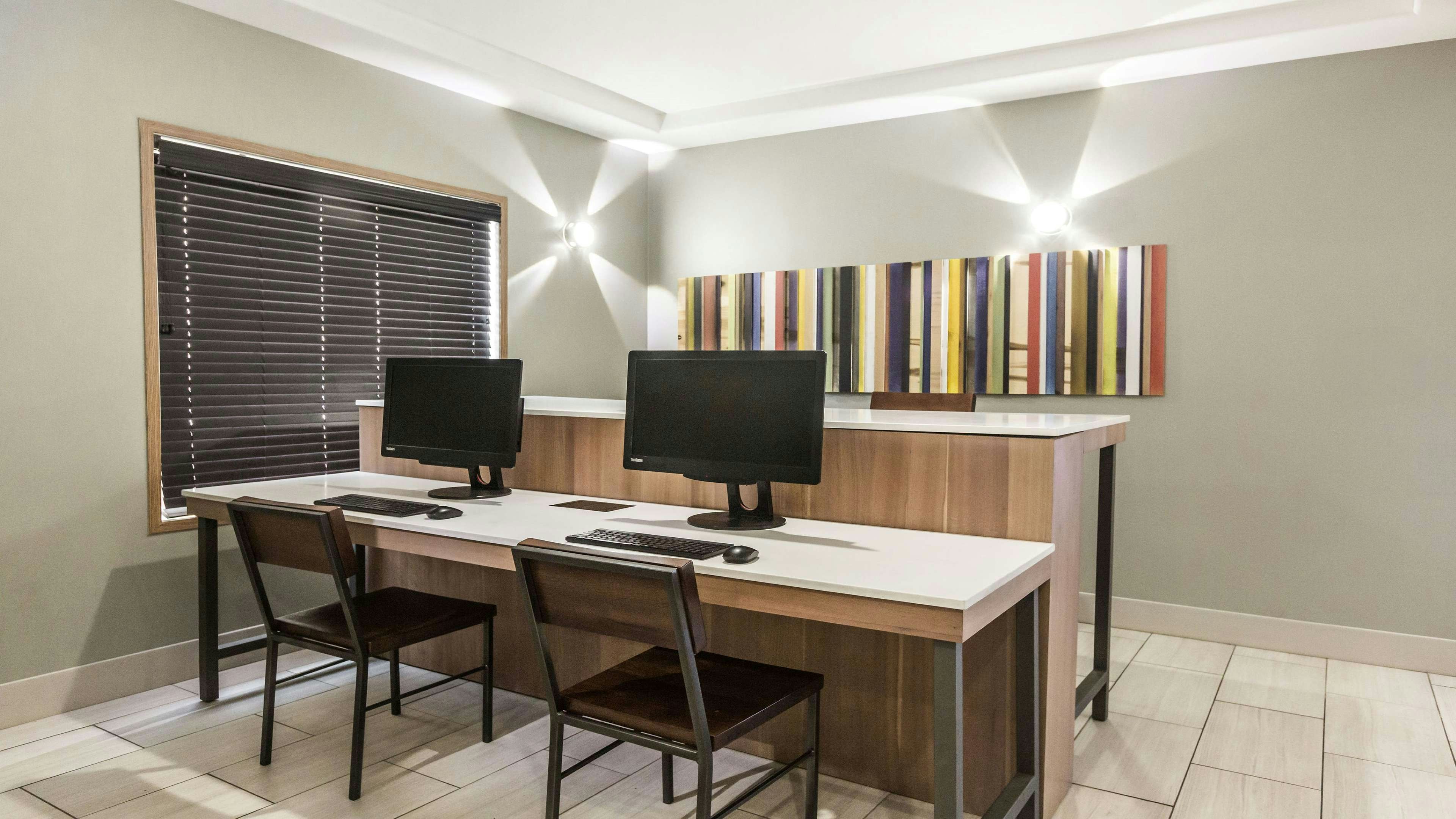 Holiday Inn Express Suites South 62/73
