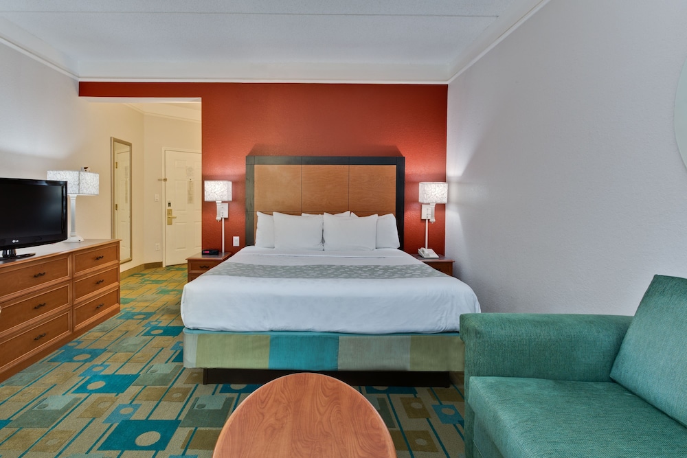 La Quinta Inn & Suites by Wyndham USF (Near Busch Gardens) 13/54
