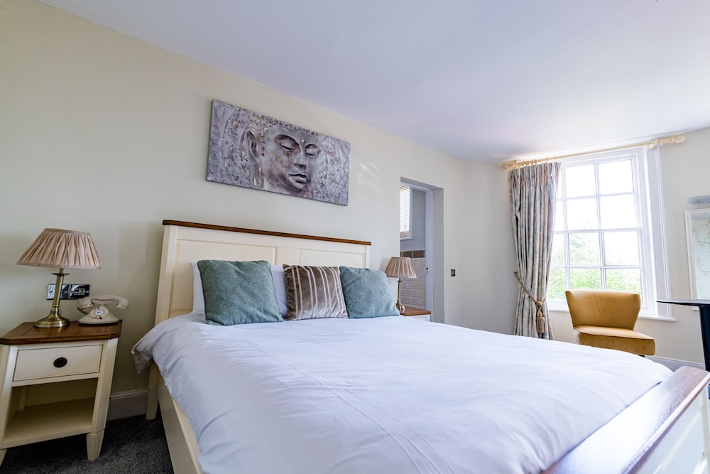 SUITE, KING BED