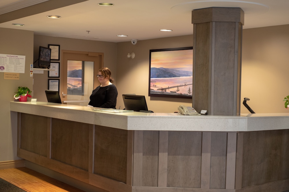 Harrison Lake Hotel 4/50