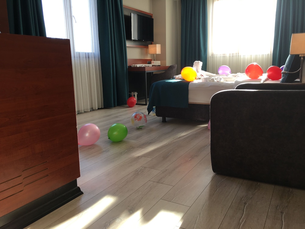 Grand Vaves Hotel 33/58
