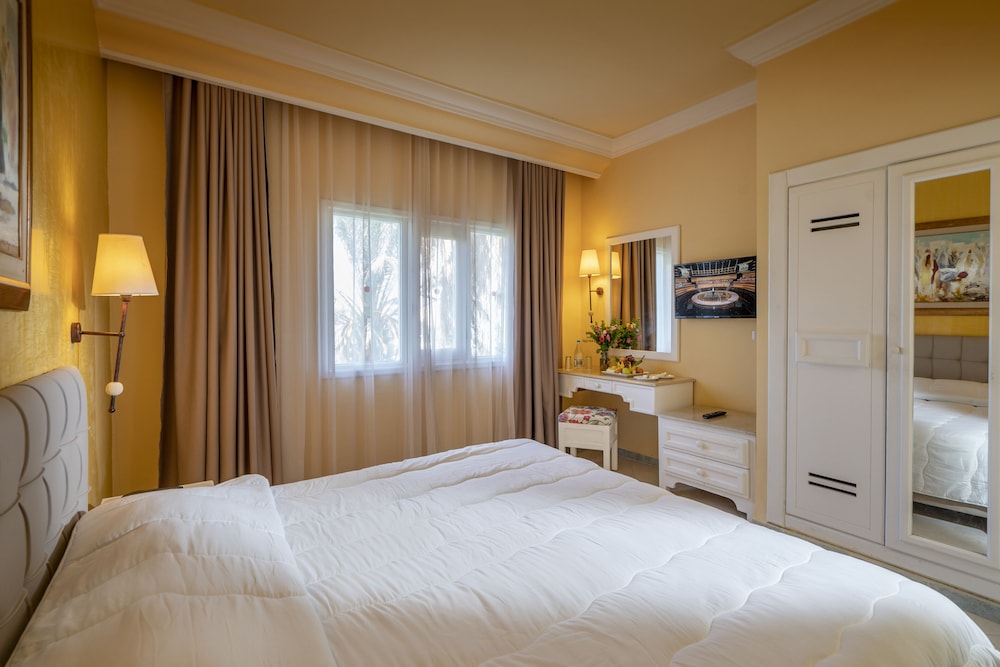 ROOM, DOUBLE OR TWIN BED