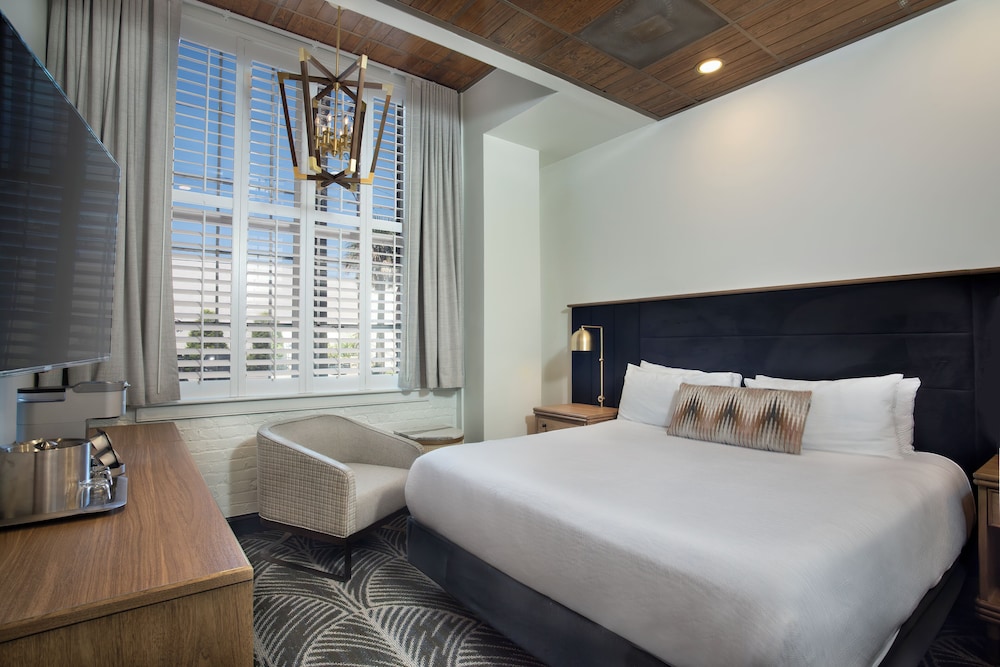 STUDIO, KING BED