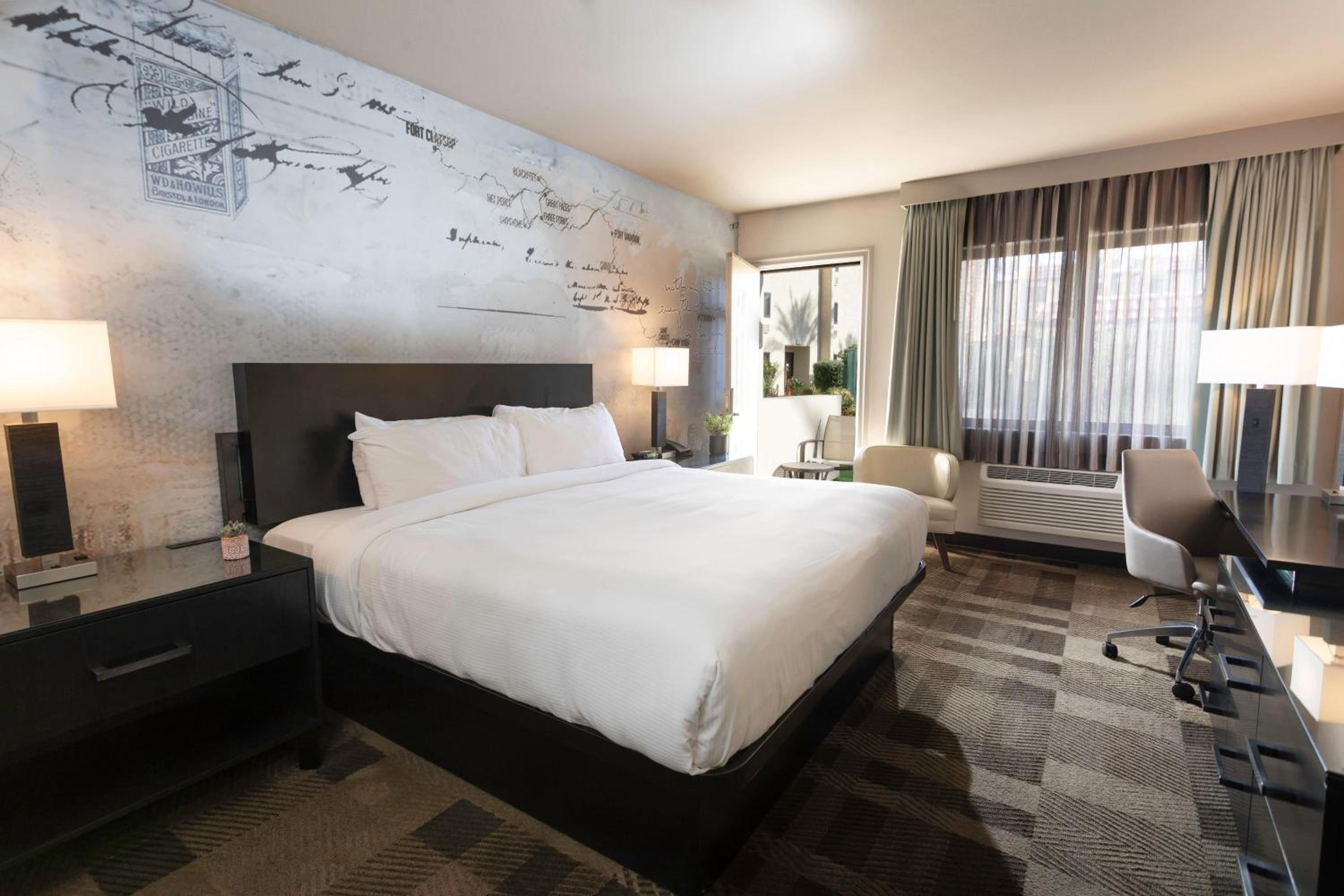 TOWER, PREMIUM, KING BED, PATIO